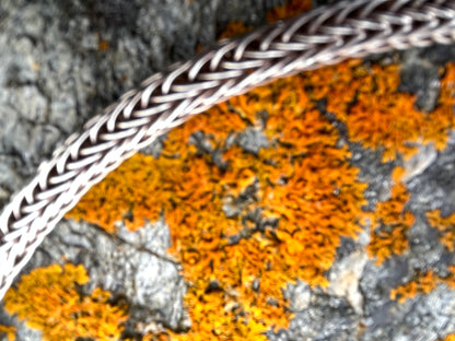 Armbånd i sølvstrikk