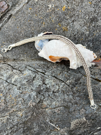 Armbånd i sølvstrikk